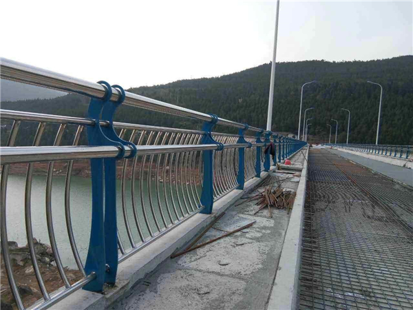 牡丹江不锈钢桥梁护栏的特点及其在桥梁安全中的重要作用